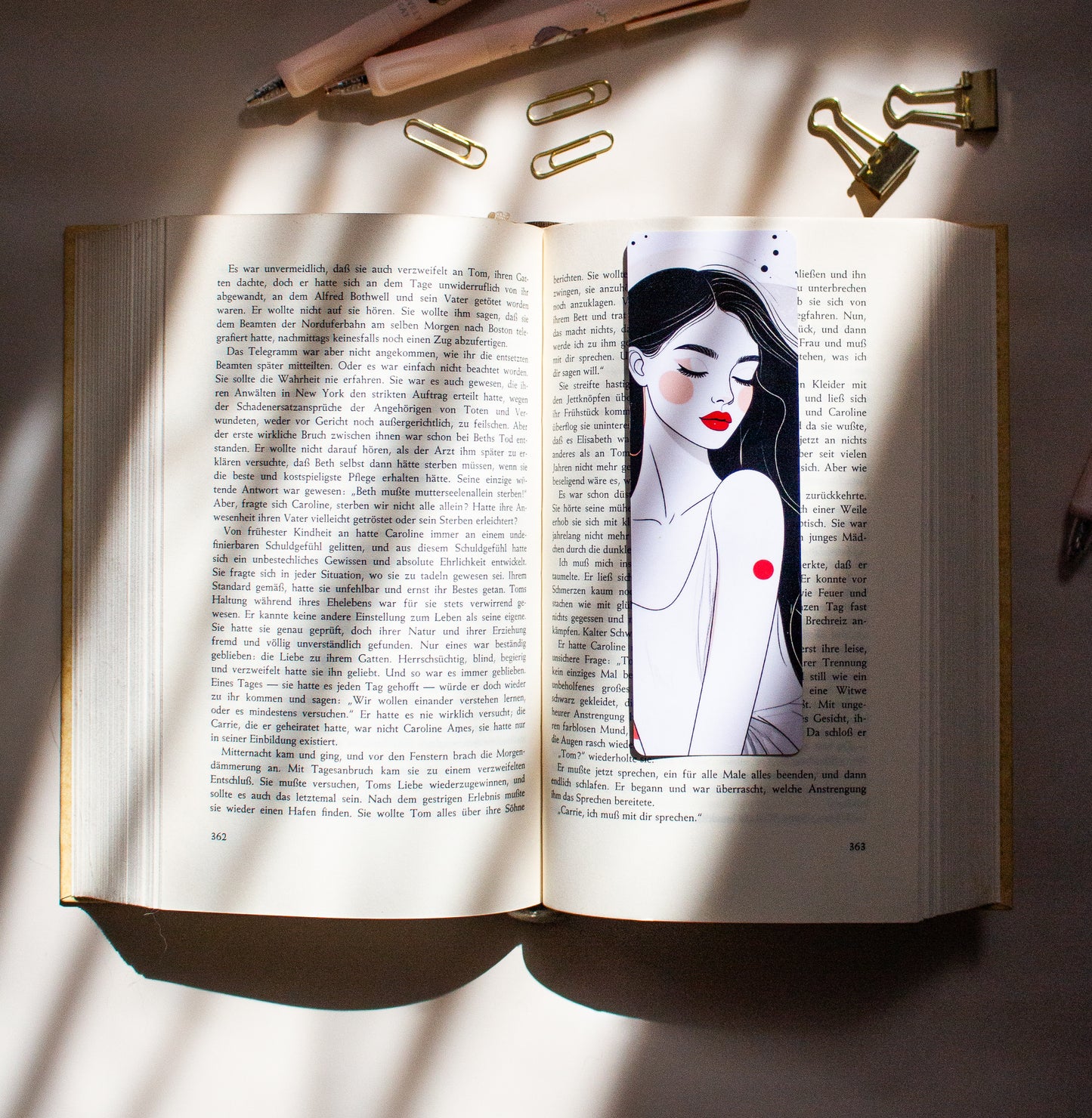 Rote Lippen Frauen Illustration Lesezeichen laminiert, Produktansicht auf weißem Hintergrund, elegant & minimalistisch