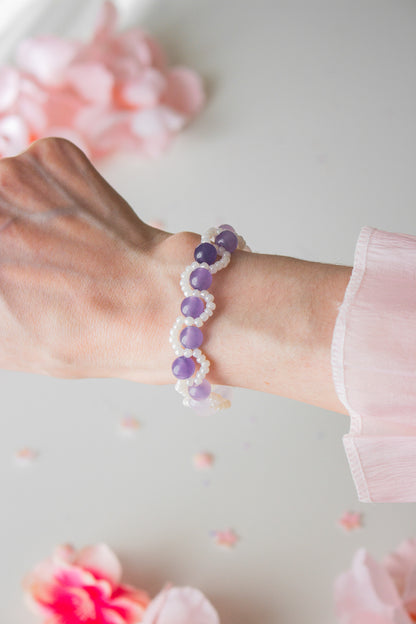 Handgefertigtes UV-Armband mit leuchtend lila Violett-Perlen und weißen Miniperlen – Detailansicht