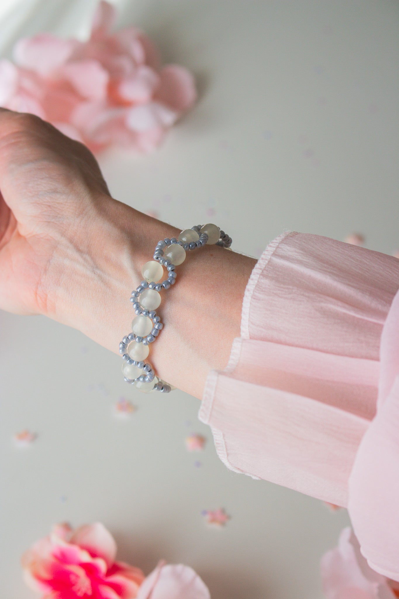 Handgemachtes UV-Armband Farbwechsel Blau am Handgelenk – Seitenansicht