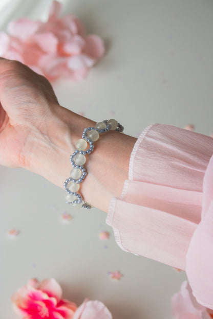 Handgemachtes UV-Armband Farbwechsel Blau am Handgelenk – Seitenansicht