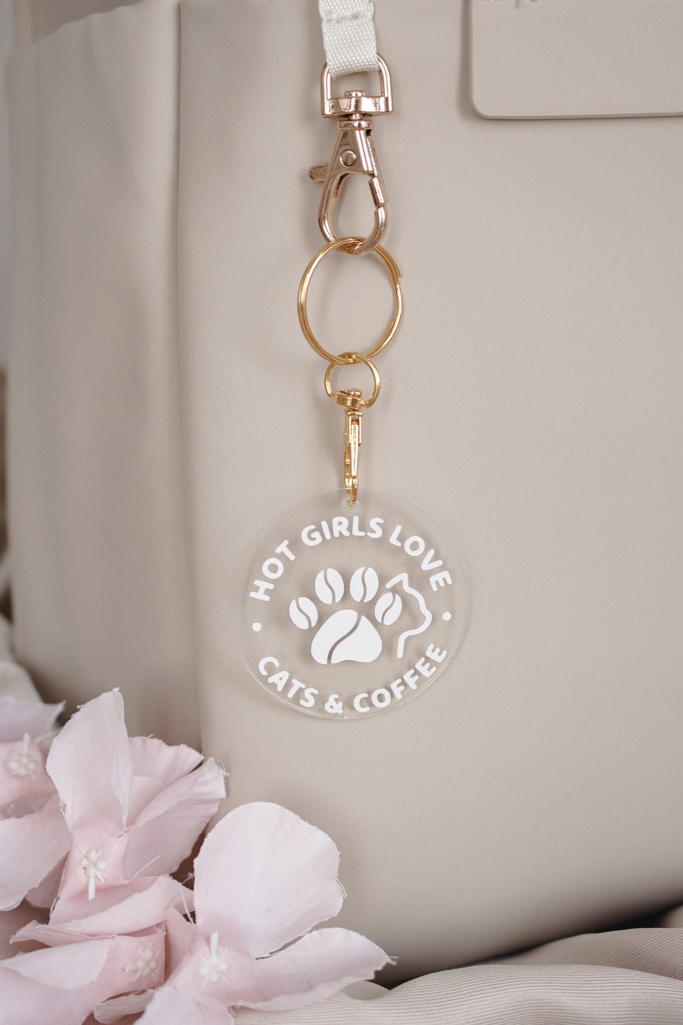 Handmade Acryl-Schlüsselanhänger Hot Girls Love Cats & Coffee an beiger Handtasche mit rosa Blüten