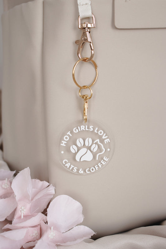 Handmade Acryl-Schlüsselanhänger Hot Girls Love Cats & Coffee an beiger Handtasche mit rosa Blüten