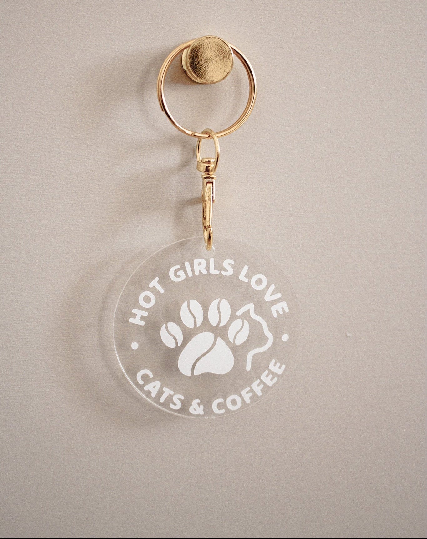 Handmade Acryl-Schlüsselanhänger Hot Girls Love Cats & Coffee freigestellt vor hellem Hintergrund