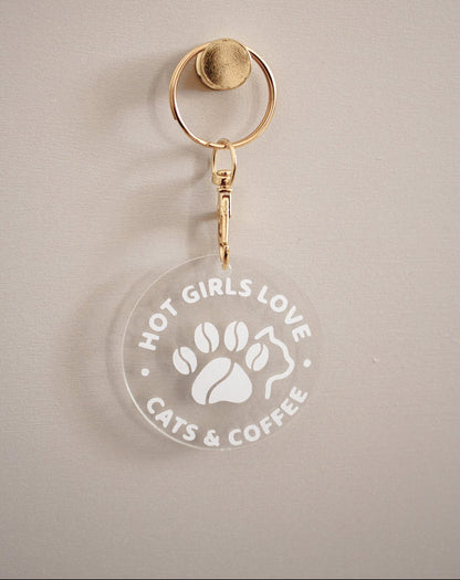 Handmade Acryl-Schlüsselanhänger Hot Girls Love Cats & Coffee freigestellt vor hellem Hintergrund
