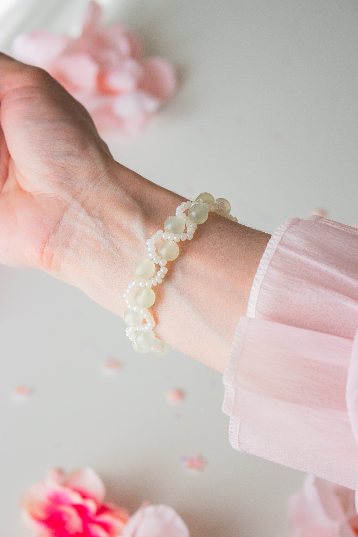  Handmade Armband mit grünen Perlen und weißen Akzenten – Detailansicht