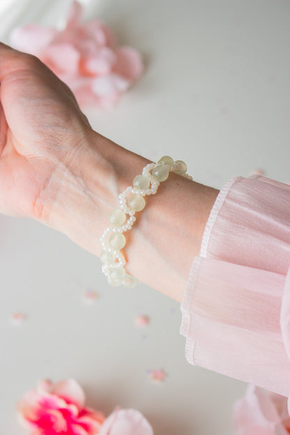  Handmade Armband mit grünen Perlen und weißen Akzenten – Detailansicht