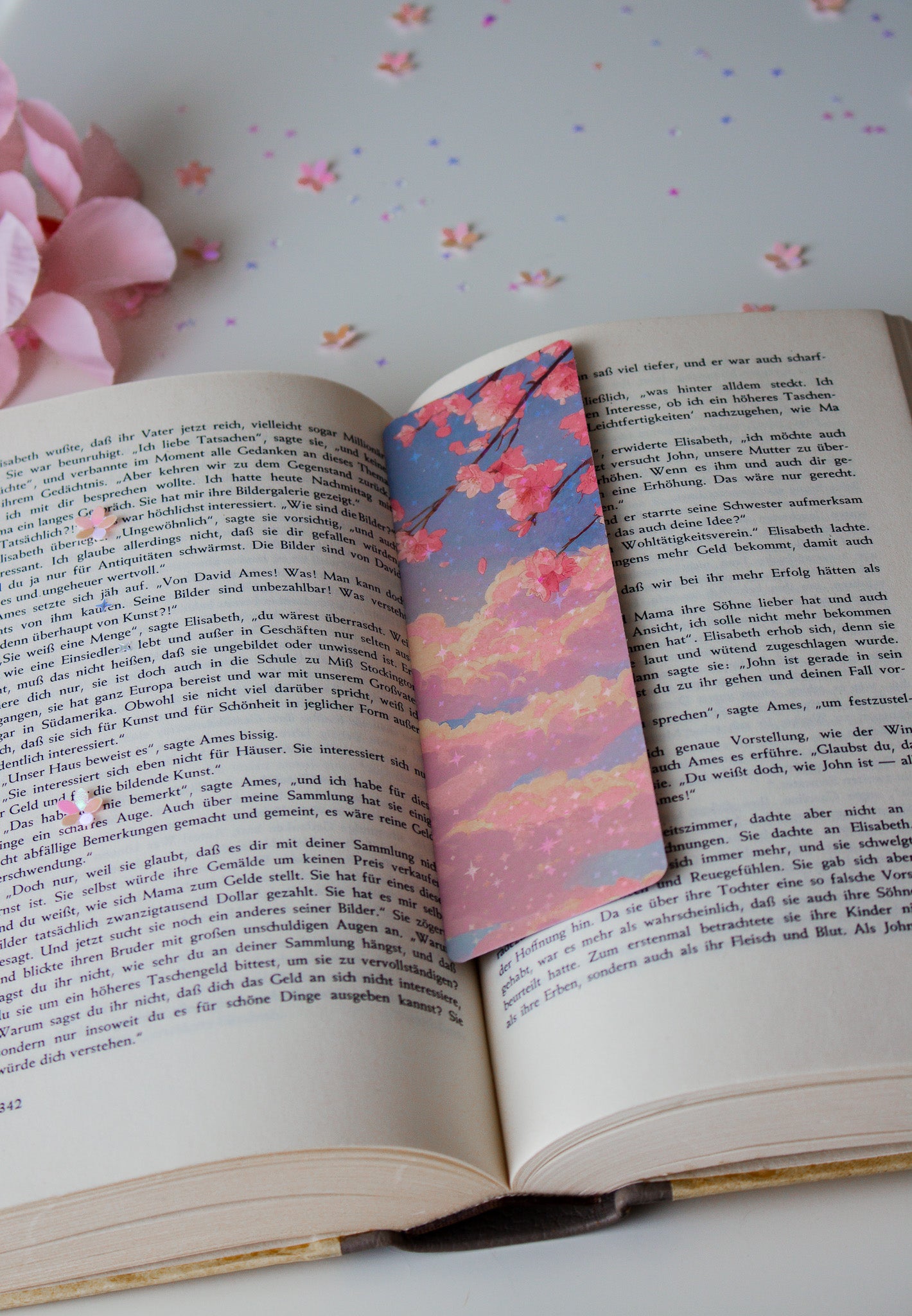 Holografisches Lesezeichen Rückseite – Kirschblüten-Zweig mit Sternenhimmel in Rosa und Blau, Nahaufnahme, Motiv Bubble Tea