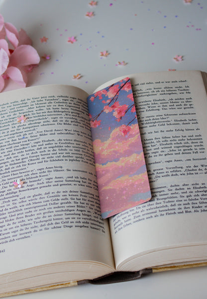 Holografisches Lesezeichen Rückseite – Kirschblüten-Zweig mit Sternenhimmel in Rosa und Blau, Nahaufnahme, Motiv Bubble Tea