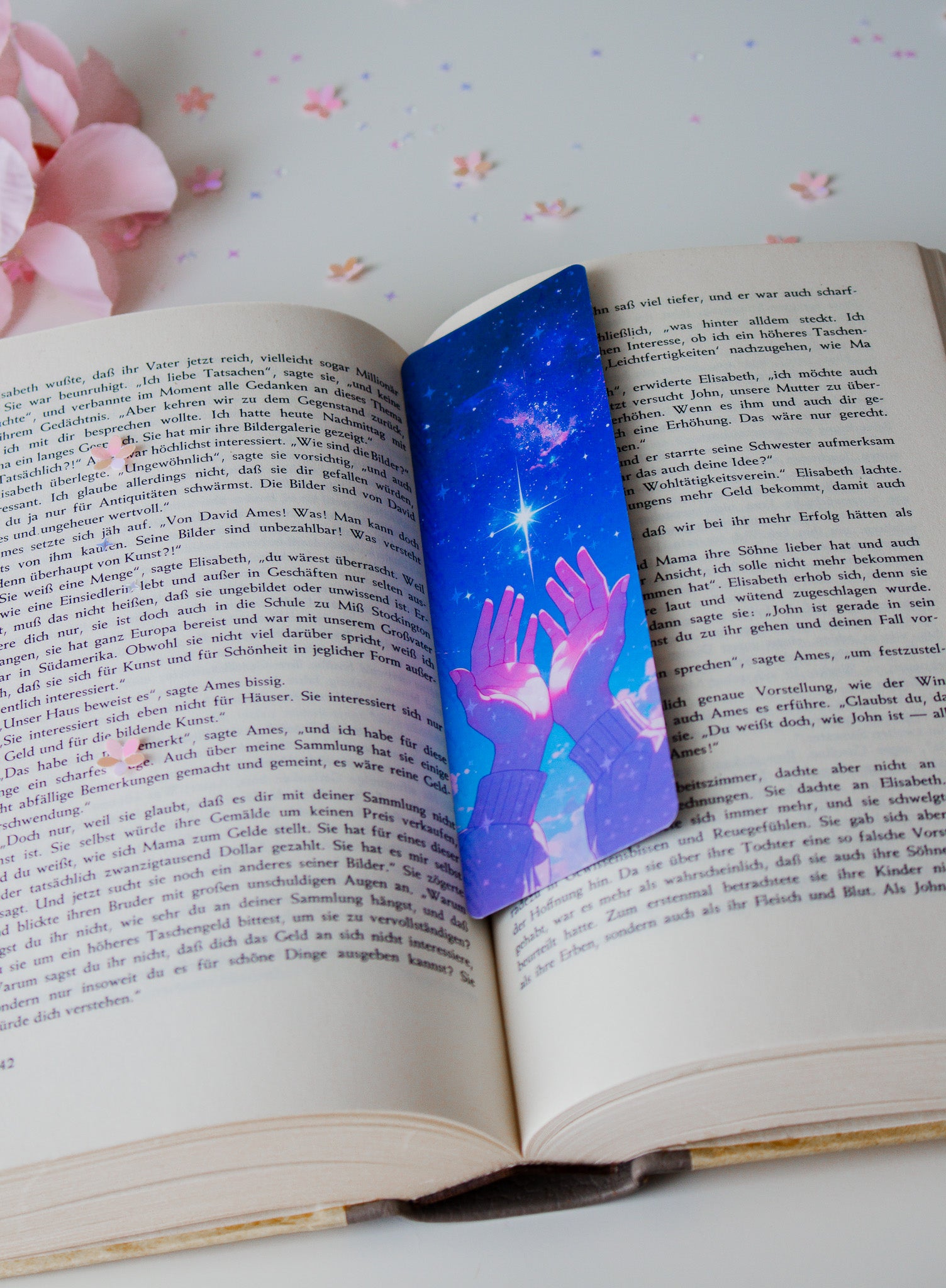 Holografisches Lesezeichen Rückseite – magische Himmelslandschaft mit Tarot-Karten in Blau und Rosa, Motiv Sternenhimmel