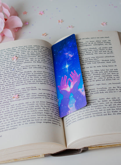 Holografisches Lesezeichen Rückseite – magische Himmelslandschaft mit Tarot-Karten in Blau und Rosa, Motiv Sternenhimmel