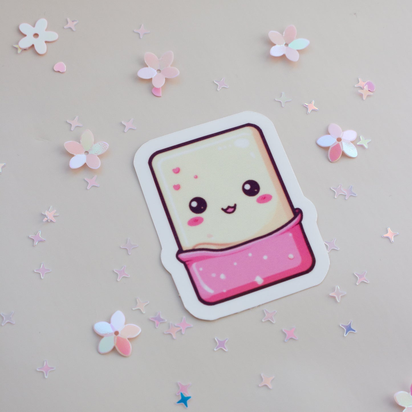 Kawaii Weiße Schokolade Vinyl Sticker mit süßem Gesicht, Creme & Rosa, Anime-Stil
