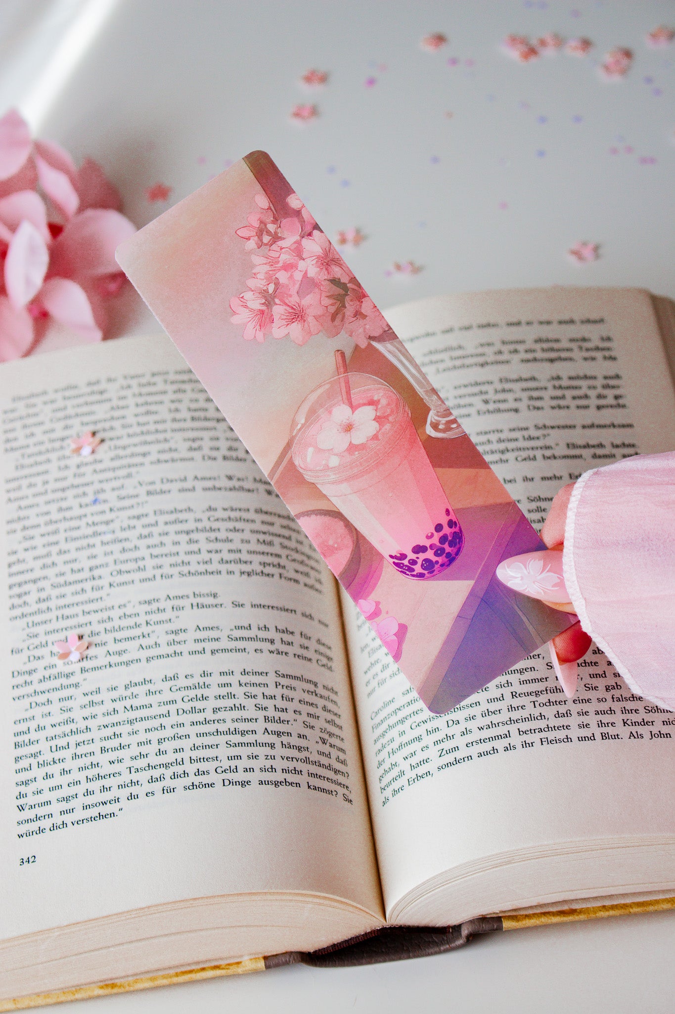 Holografisches Lesezeichen Vorderseite, Bubble Tea mit Kirschblüten in Rosa und Lila, Motiv Bubble Tea
