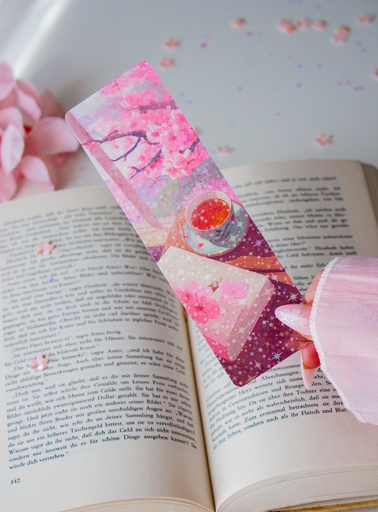 Doppelseitiges Lesezeichen mit Kirschblüten-Teezeremonie, rosa Sakura-Baum und Teetasse im japanischen Stil