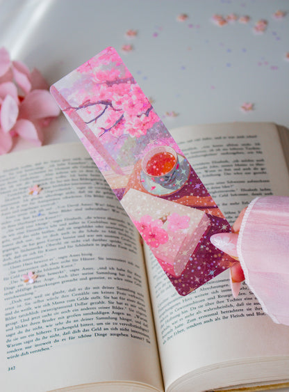Doppelseitiges Lesezeichen mit Kirschblüten-Teezeremonie, rosa Sakura-Baum und Teetasse im japanischen Stil
