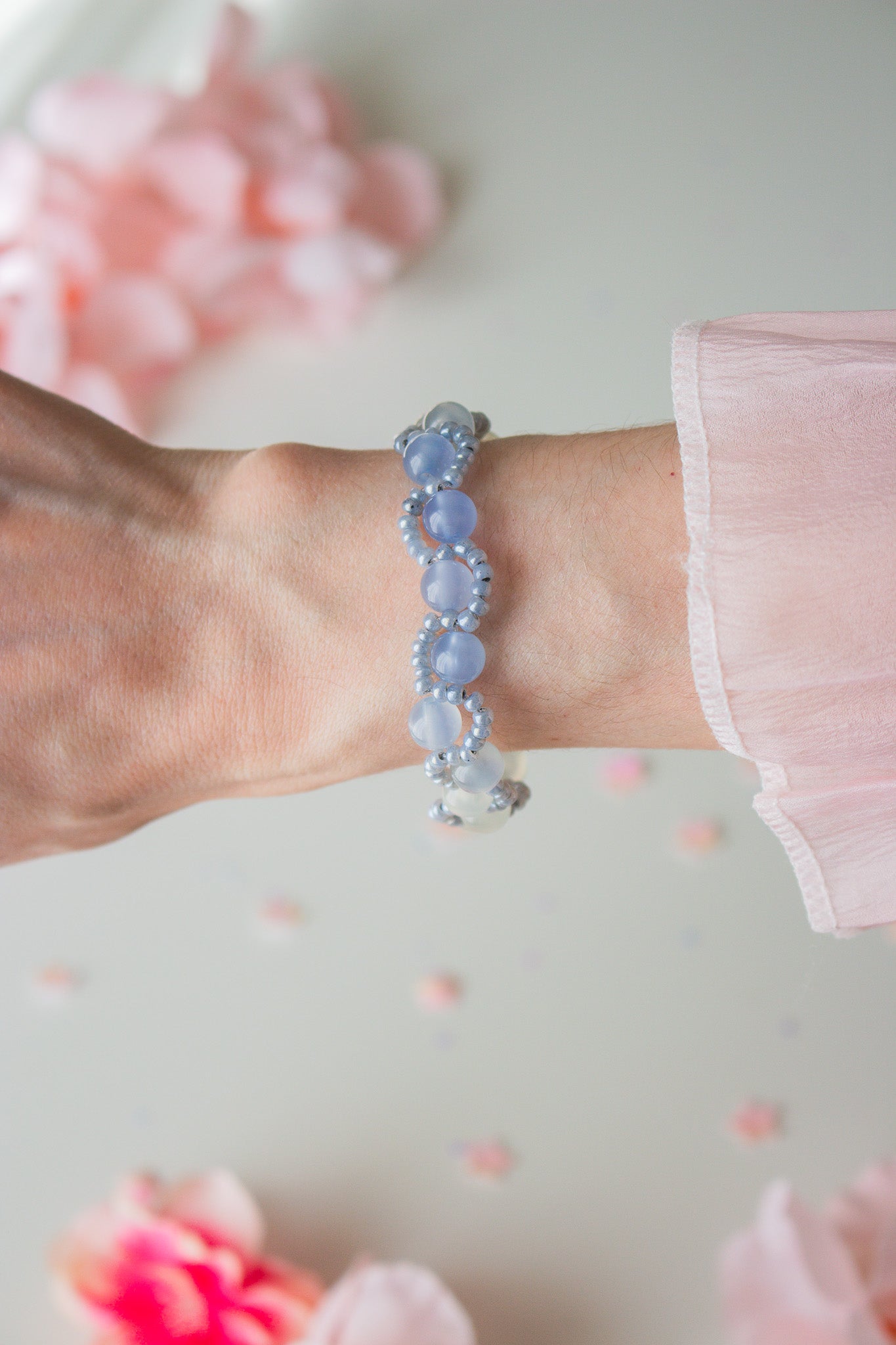 UV-Perlenarmband Blau mit silbernen Perlen am Handgelenk – Nahaufnahme