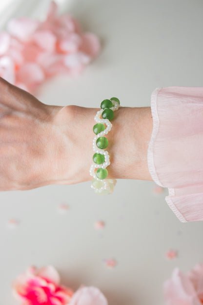 Handgemachtes Perlenarmband in Grün am Handgelenk – Seitenansicht
