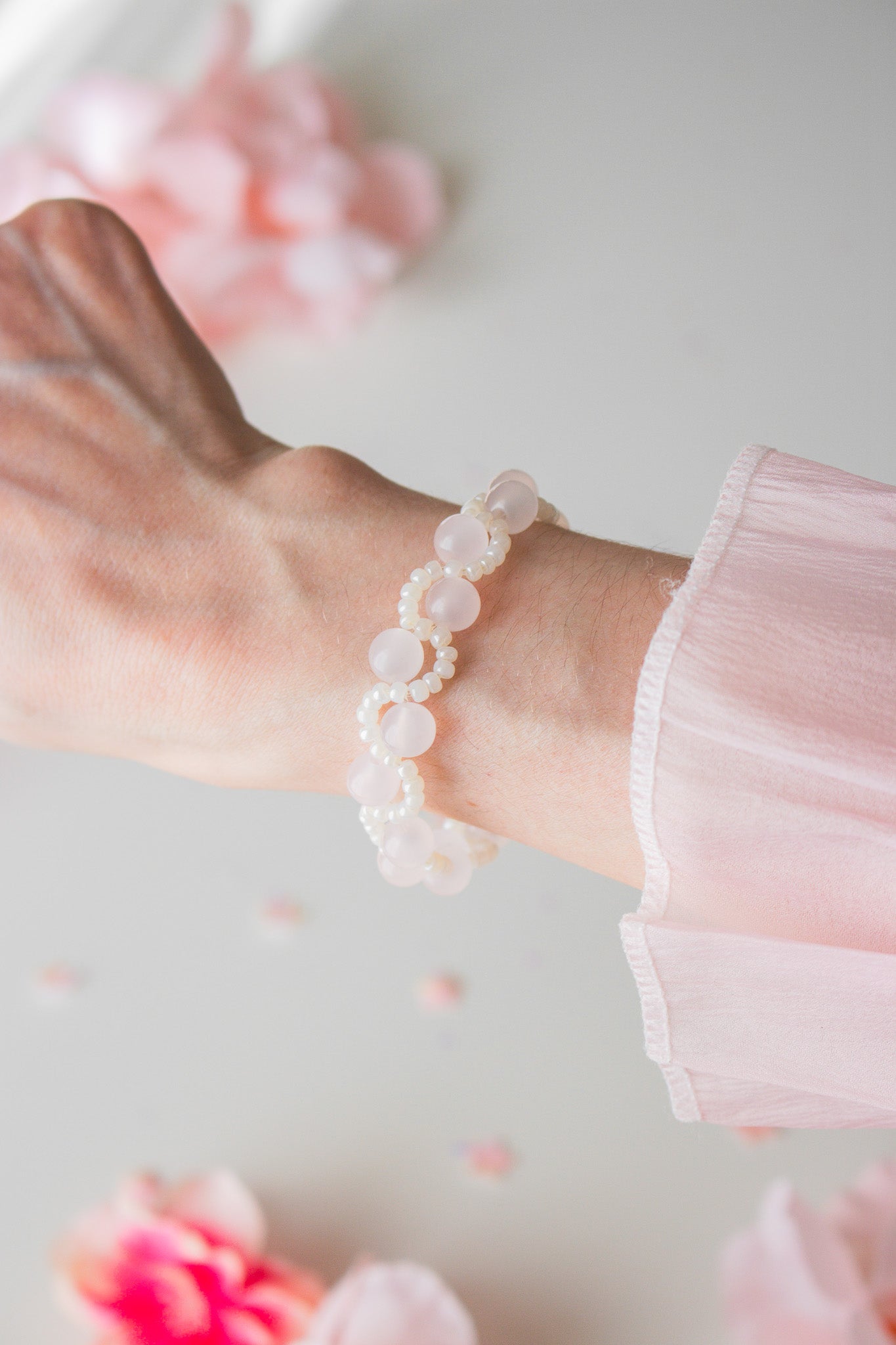 UV-Perlenarmband in Weiß-Creme ohne Sonnenlicht – Ausgangszustand vor dem Farbwechsel

