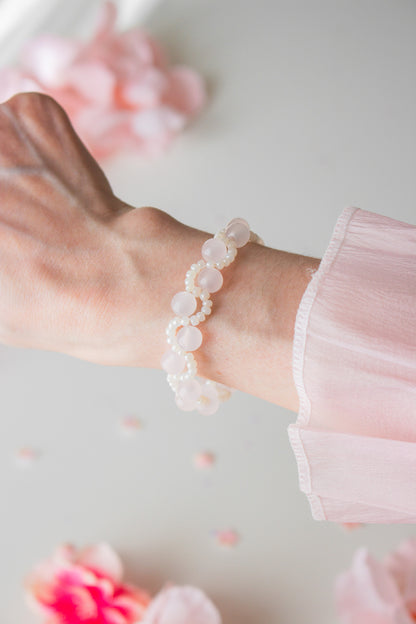 UV-Perlenarmband in Weiß-Creme ohne Sonnenlicht – Ausgangszustand vor dem Farbwechsel

