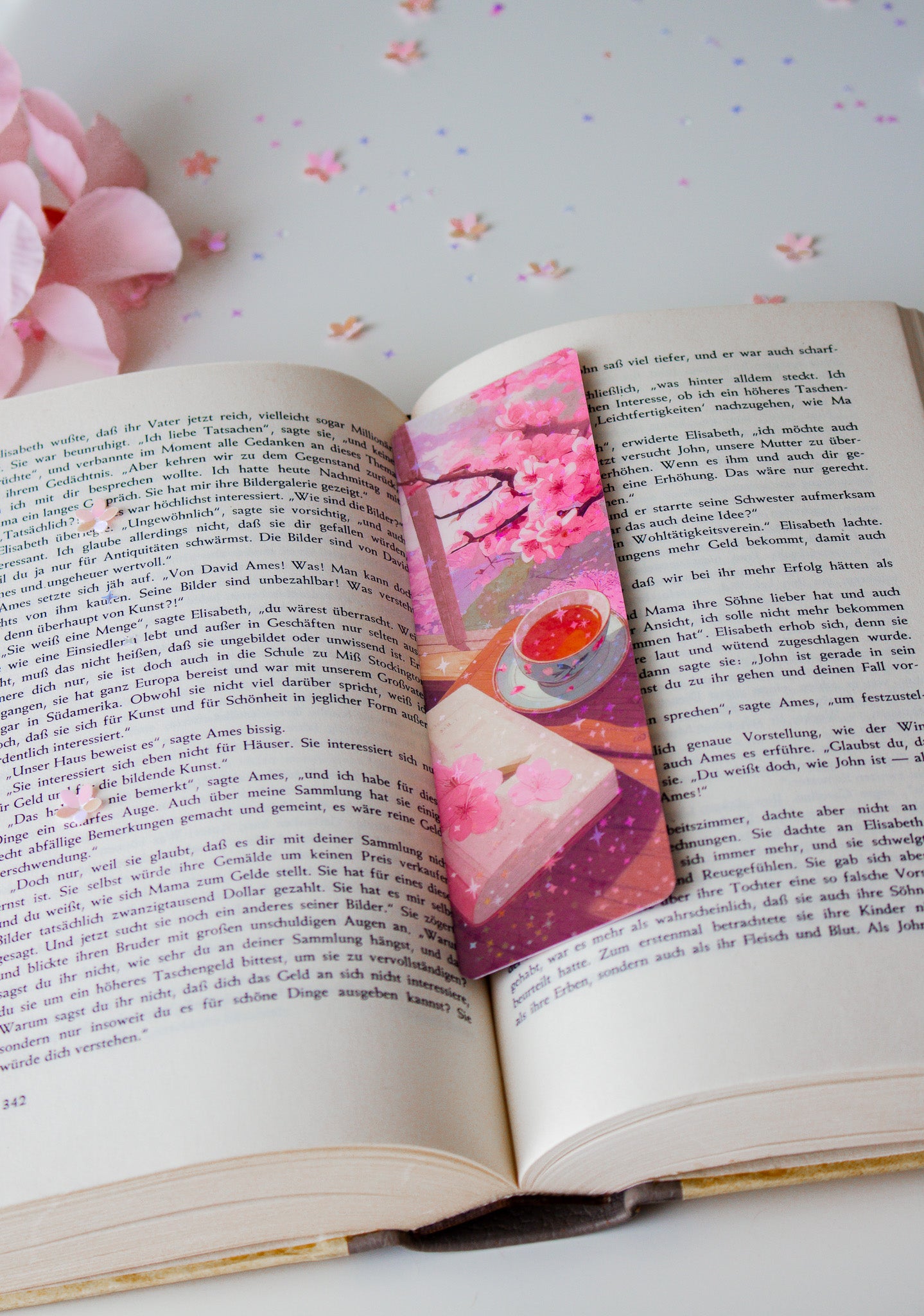 Kawaii Lesezeichen mit Matcha-Tee und Sakura-Blüten, lila Sternenhimmel und japanische Ästhetik