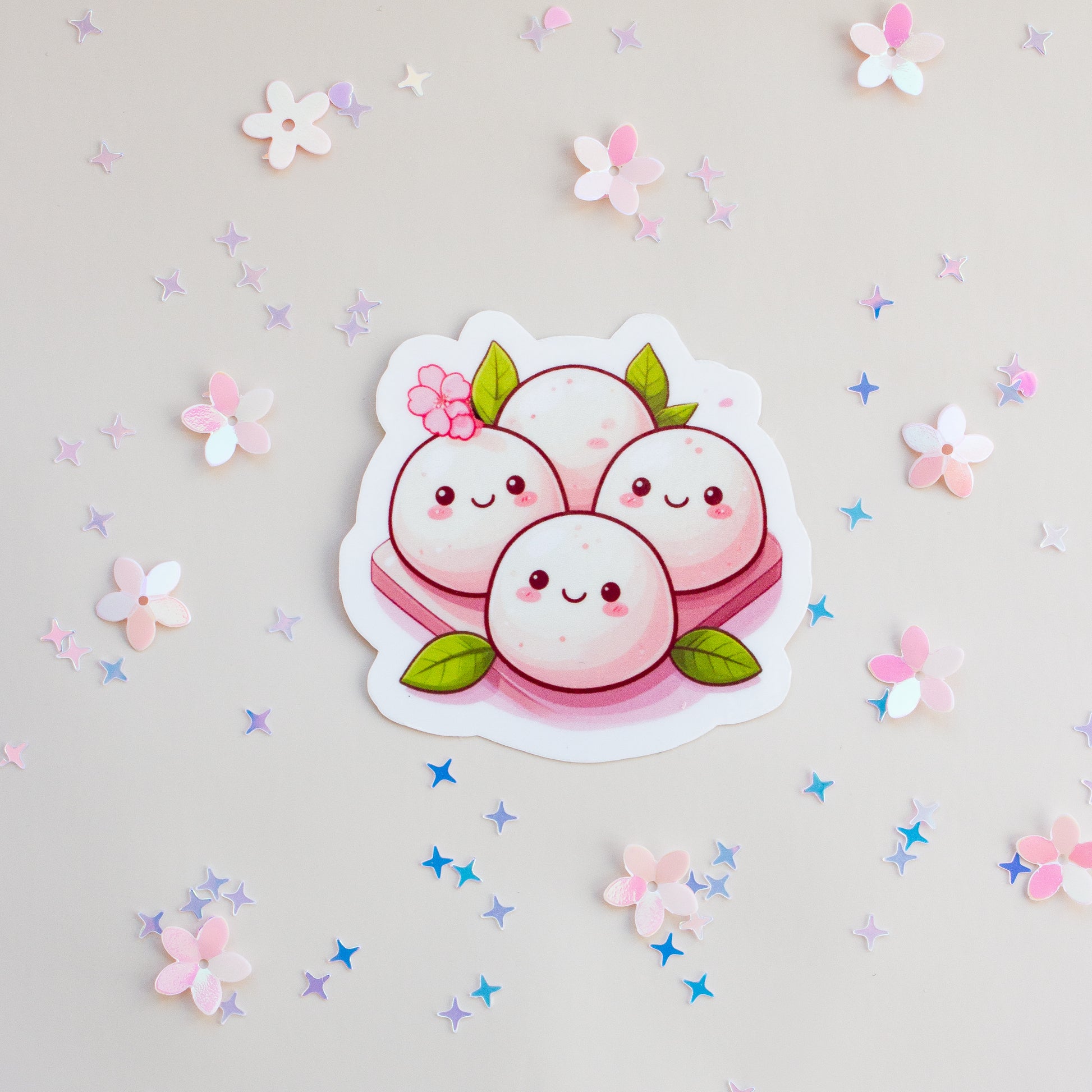 Kawaii Mochi Sakura Sticker, Vinyl, Glossy, drei Mochi Bällchen in Rosa & Cremeweiß auf rosa Tablett mit Kirschblüte