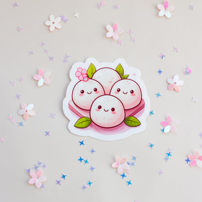 Kawaii Mochi Sakura Sticker, Vinyl, Glossy, drei Mochi Bällchen in Rosa & Cremeweiß auf rosa Tablett mit Kirschblüte
