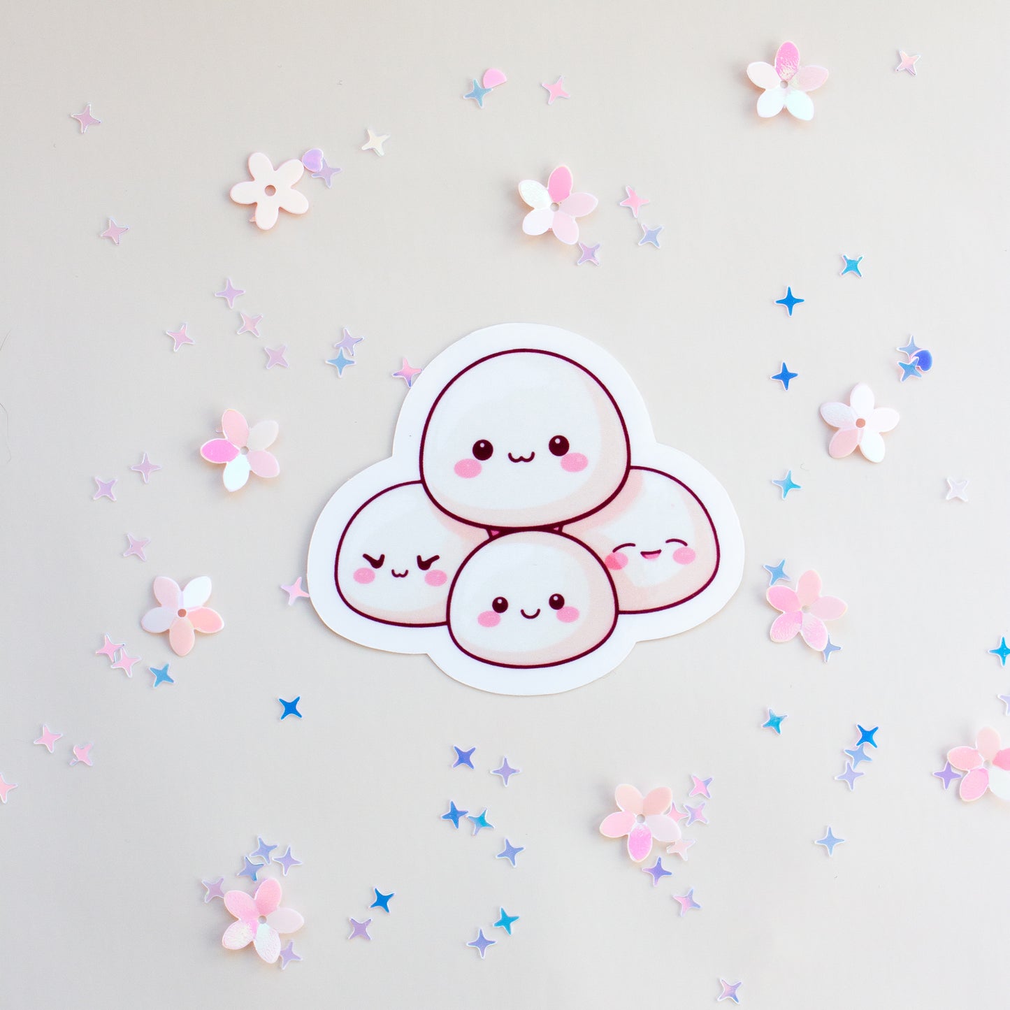 Kawaii Mochi Sticker, Vinyl, Glossy, vier Mochi Bällchen in Cremeweiß & Rosa, Kawaii Anime-Stil

