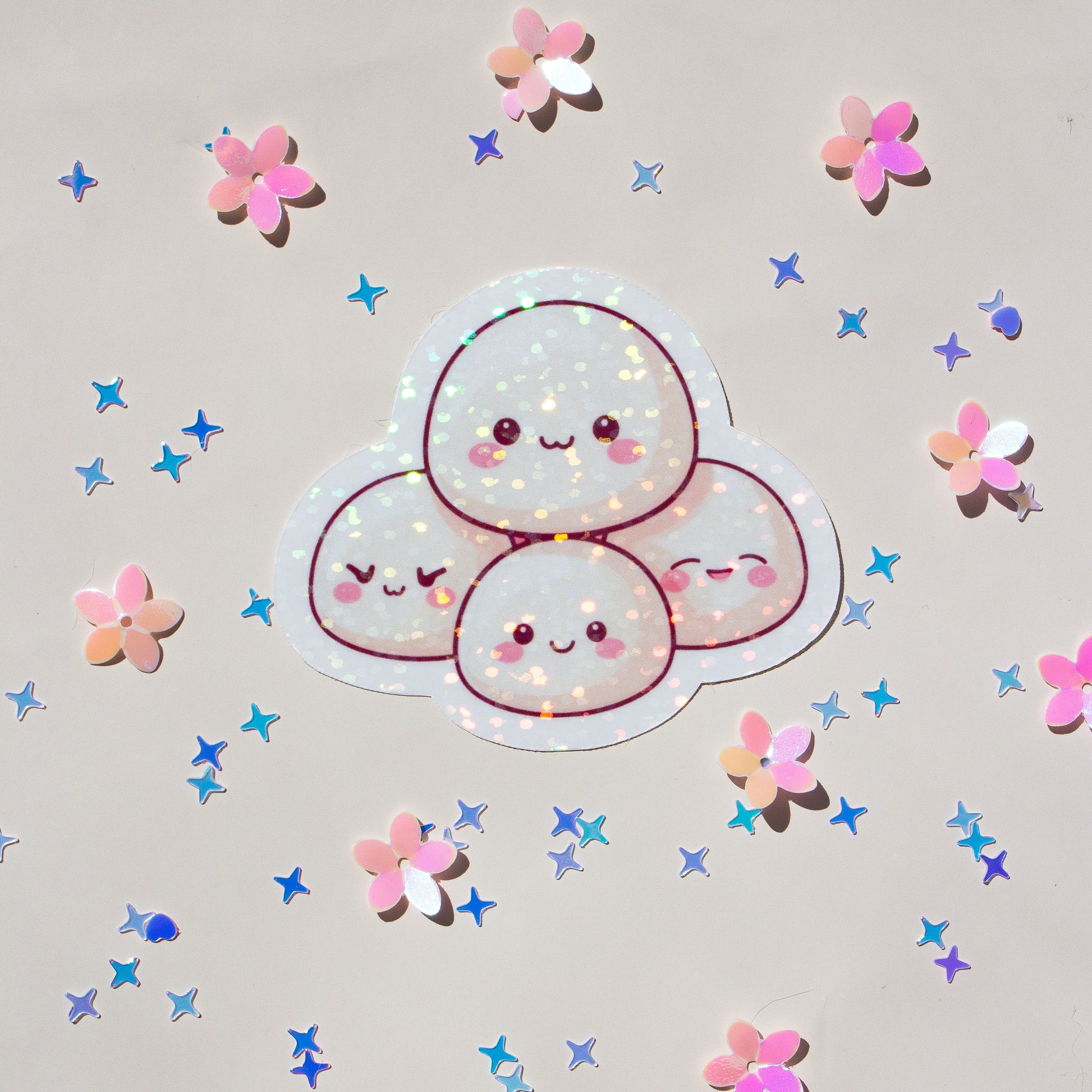 Kawaii Mochi Sticker, Vinyl, Holographisch Punkte, schimmernder Effekt, Lifestyle-Ansicht auf Notizbuch
