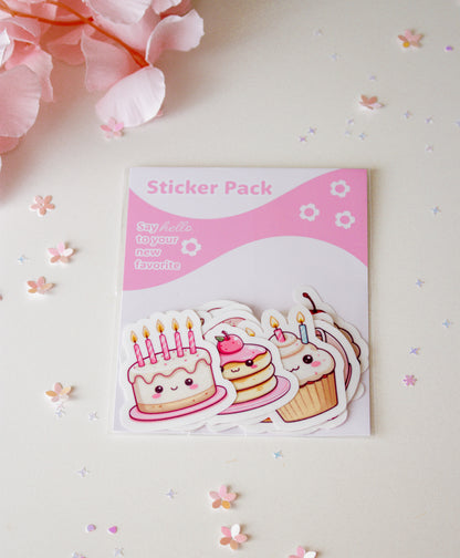 Kawaii Sticker Pack mit drei süßen Dessert-Stickern – Geburtstagstorte, Pancake und Cupcake – in Rosa und Weiß, auf einem weißen Hintergrund mit Kirschblüten und Glitzersternen
