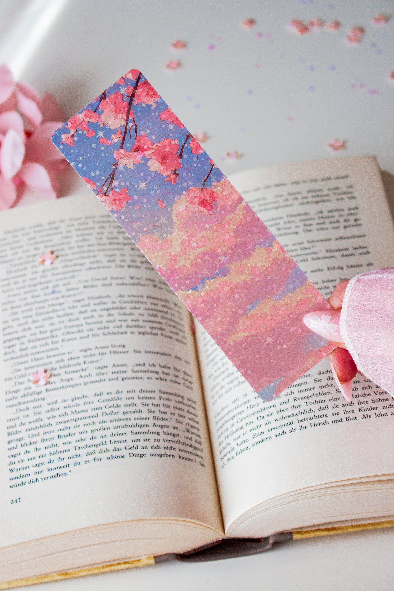Holografisches Lesezeichen Rückseite, Kirschblüten-Zweig mit Wolkenhimmel in Rosa und Blau, Motiv Bubble Tea