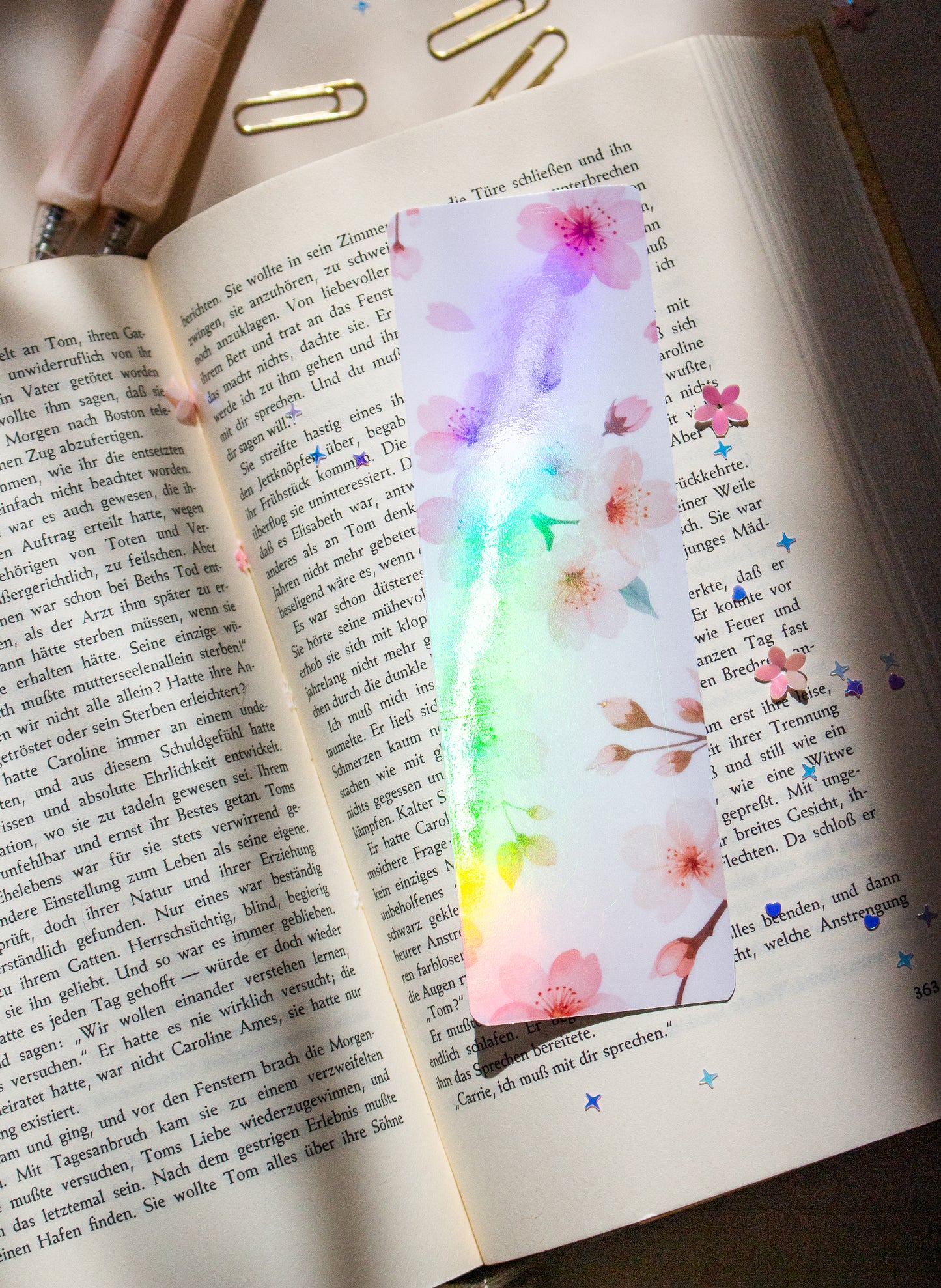 Kirschblüten Lesezeichen Lifestyle-Ansicht im Buch, Aquarell Illustration, Pastell Rosa, regenbogen effekt

