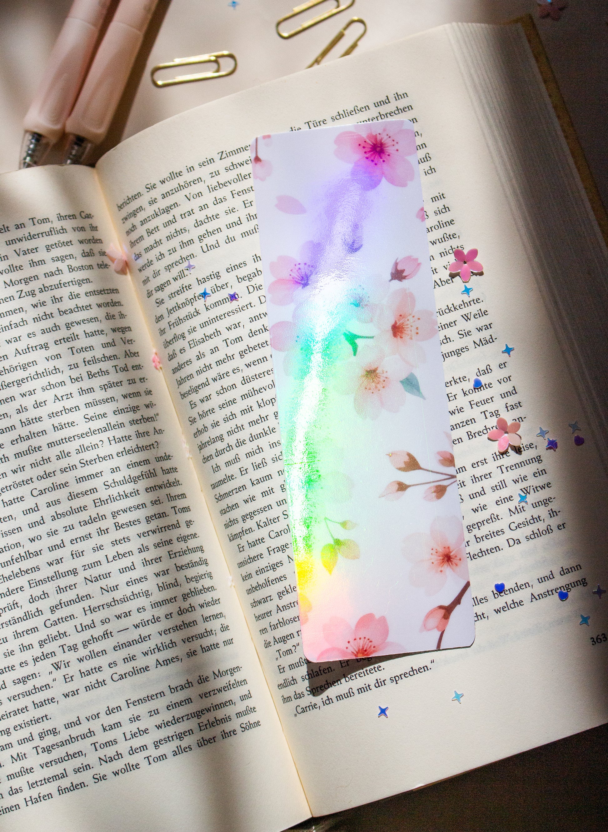 Kirschblüten Lesezeichen Lifestyle-Ansicht im Buch, Aquarell Illustration, Pastell Rosa, regenbogen effekt
