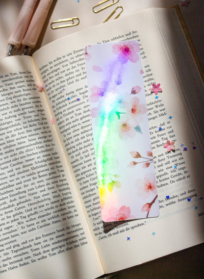 Kirschblüten Lesezeichen Lifestyle-Ansicht im Buch, Aquarell Illustration, Pastell Rosa, regenbogen effekt
