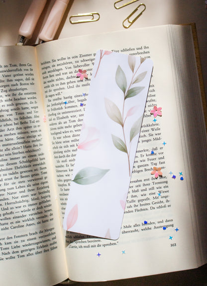 Laminiertes Aquarell Blumen Lesezeichen Glossy, bunte Wildblumen Illustration auf aufgeschlagenem Buch
