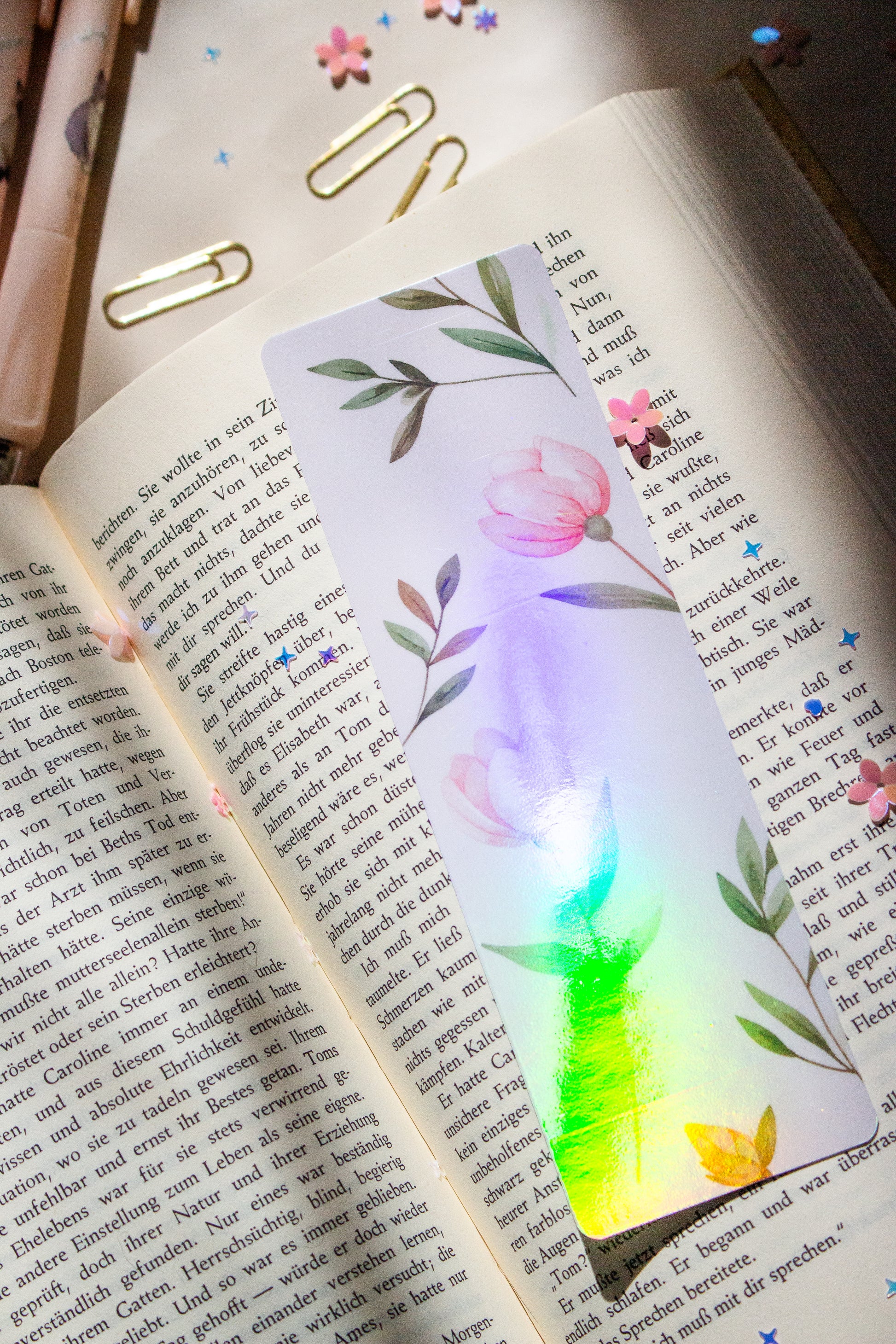 Laminiertes Blumen Lesezeichen Nahaufnahme  Glossy Finish, zarte Aquarell Illustration, regenbogen effekt
