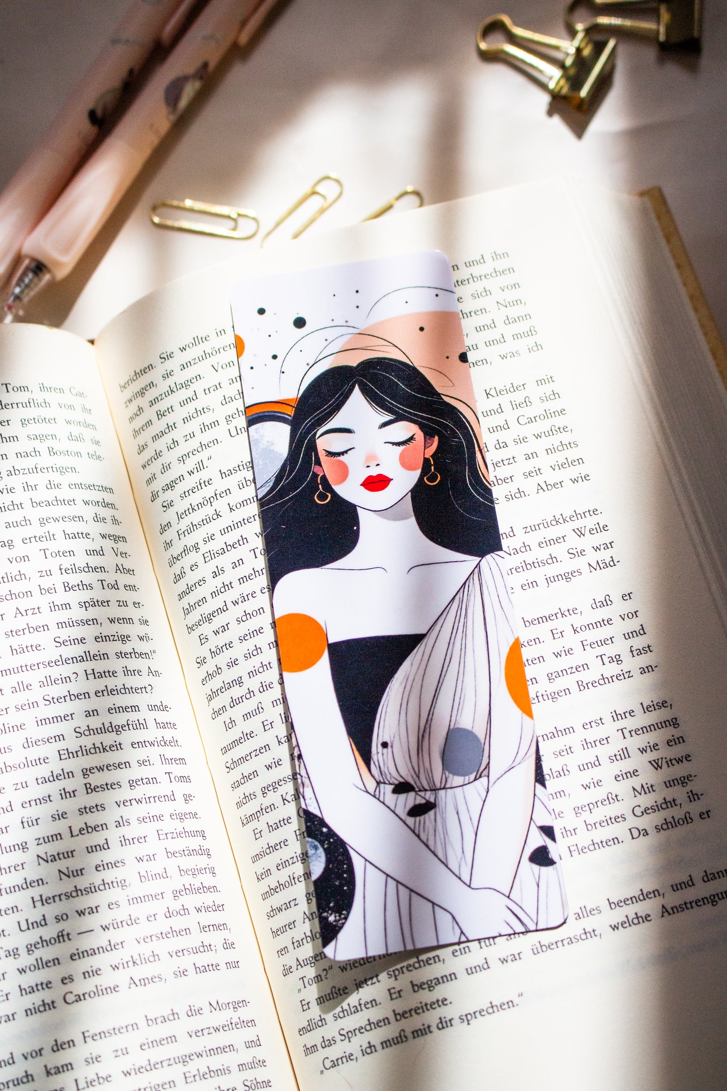 Laminiertes Lesezeichen Celestial Woman Illustration mit Quaste, Nahaufnahme
