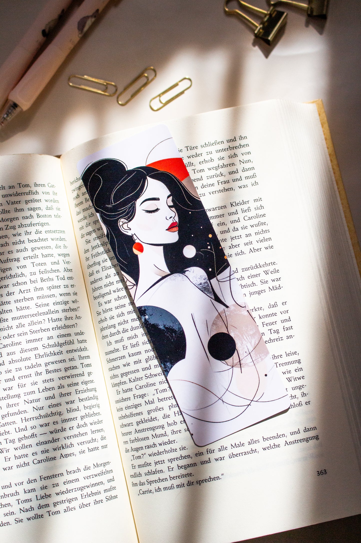 Laminiertes Lesezeichen Dark Aesthetic Frauen Illustration, Glossy Finish, mit Quaste auf aufgeschlagenem Buch
