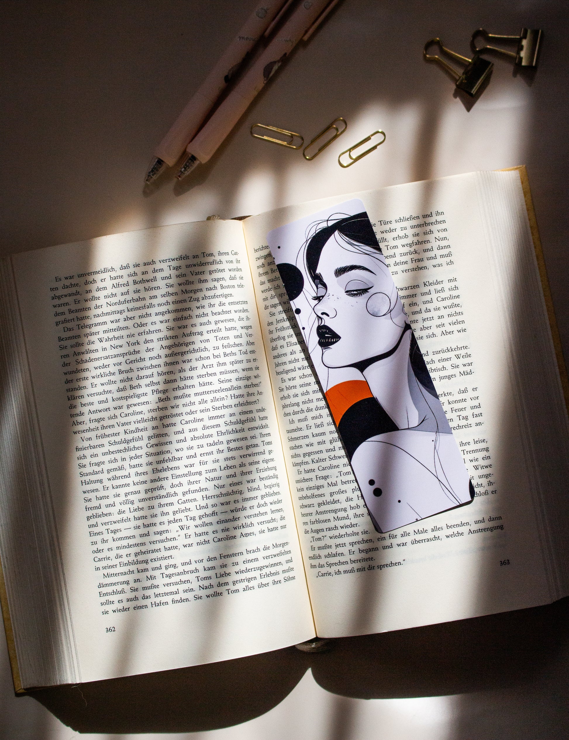 Laminiertes Lesezeichen Modern Art Frauen, Nahaufnahme mit orangenem Farbakzent