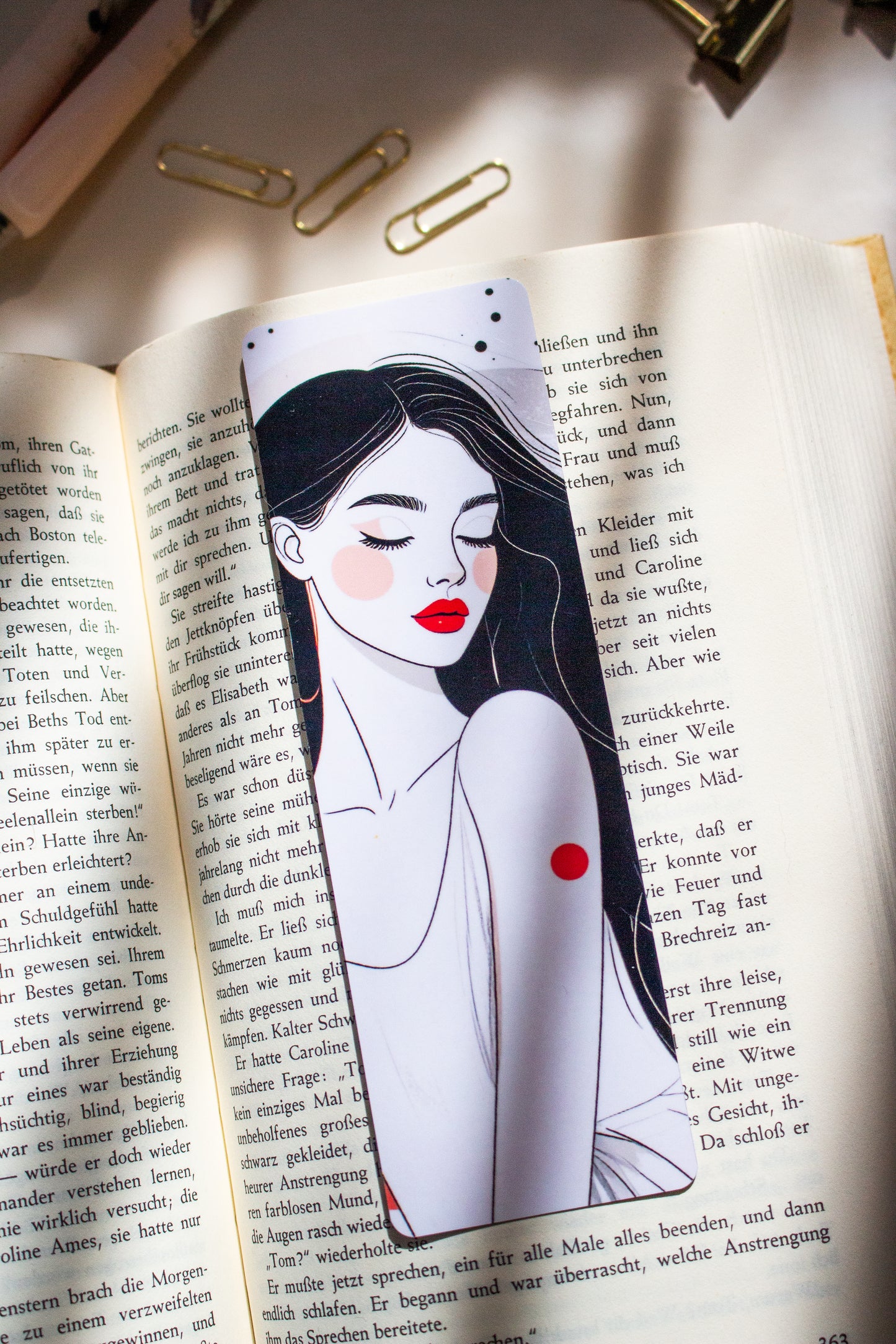 Laminiertes Lesezeichen Rote Lippen Frauen Illustration, Glossy Finish, auf aufgeschlagenem Buch
