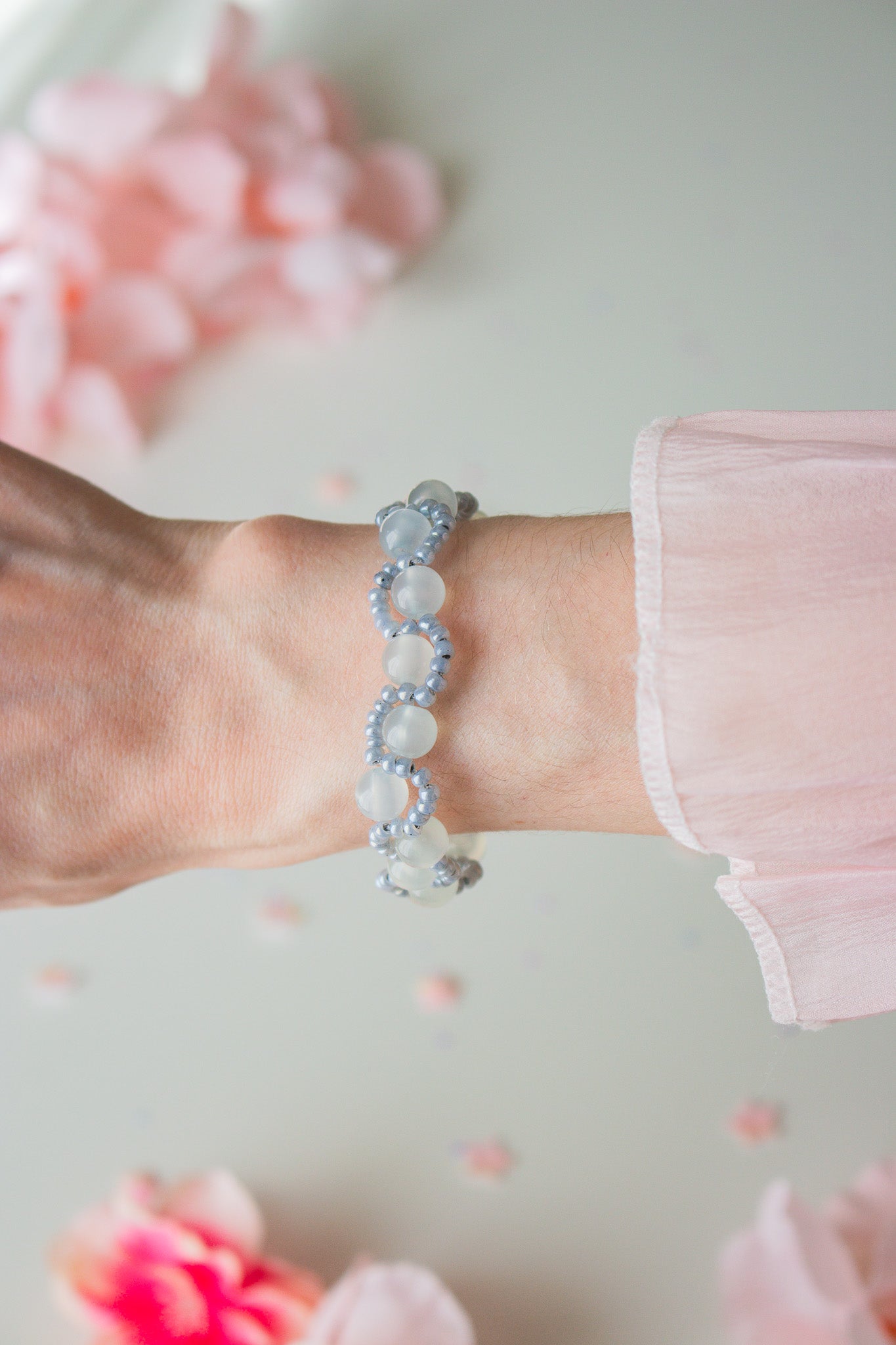 Perlenarmband UV-Farbwechsel Blau mit silbernen Acrylperlen am Handgelenk – Detailansicht