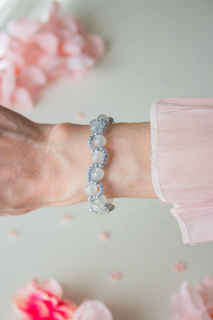 Perlenarmband UV-Farbwechsel Blau mit silbernen Acrylperlen am Handgelenk – Detailansicht