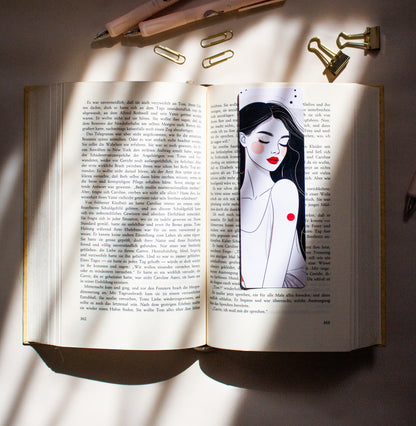 Rote Lippen Frauen Illustration Lesezeichen laminiert, Produktansicht auf weißem Hintergrund, elegant & minimalistisch
