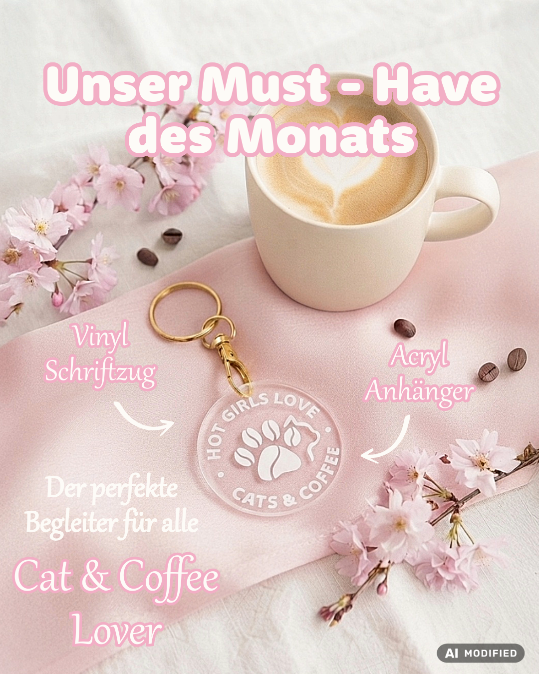 Runder transparenter Acryl-Schlüsselanhänger mit goldenem Ring und weißem Vinyl-Aufdruck „Hot Girls Love Cats & Coffee" mit Katzenpfoten-Kaffeebohnen-Motiv, auf rosa Stoff neben einer Latte-Art-Tasse und Kirschblütenzweigen, Text: Unser Must-Have des Monats – Der perfekte Begleiter für alle Cat & Coffee Lover, ai modifiziert