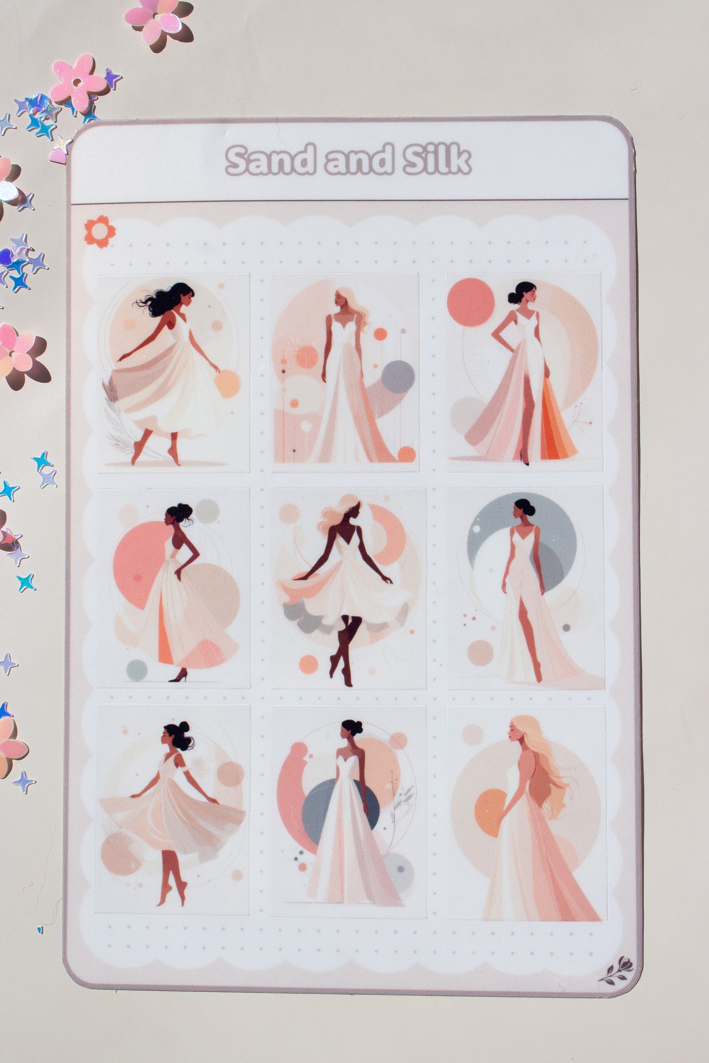 Sand and Silk Sticker Bogen – Schrägansicht mit 9 minimalistischen Frauen-Illustrationen in Sand- und Peachtönen, elegante Posen mit fließenden Kleidern, umgeben von Glitzer-Konfetti