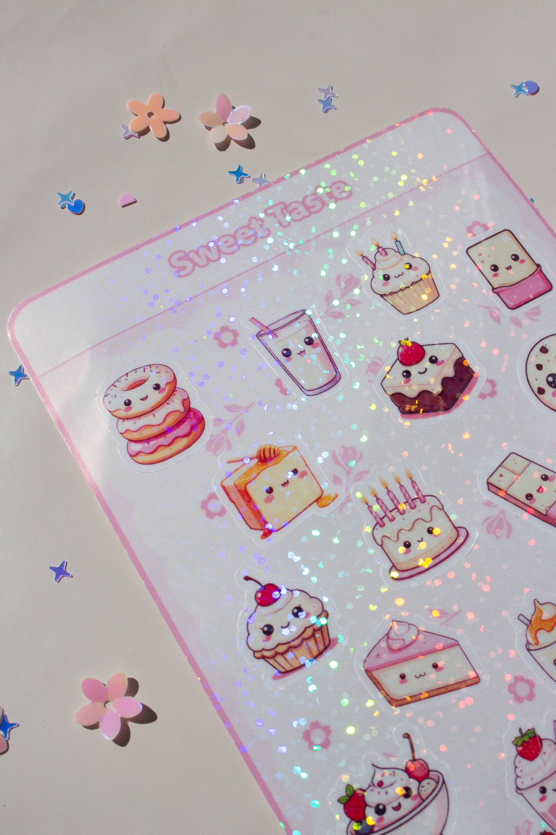 Sweet Taste Sticker Bogen Frontansicht – 20 kawaii Dessert-Sticker auf weißem Bogen mit rosa Rahmen, Motive: Donut, Milchglas, Cupcake, Brownie, Keks, Torte, Schokolade, Waffel, Croissant und mehr