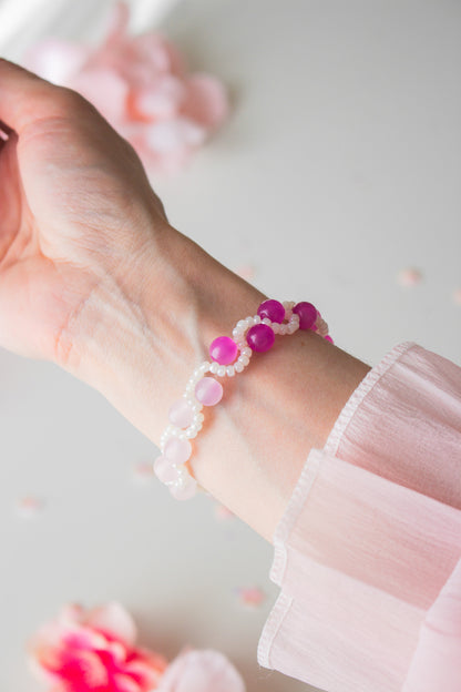 UV-Farbwechsel Armband am Handgelenk – große pinke und kleine weiße Acrylperlen im Sonnenlicht aktiviert