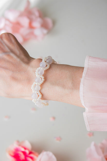 UV-Perlenarmband Weiß-Creme am Handgelenk – vor dem Farbwechsel zu Lila-Violett im Sonnenlicht