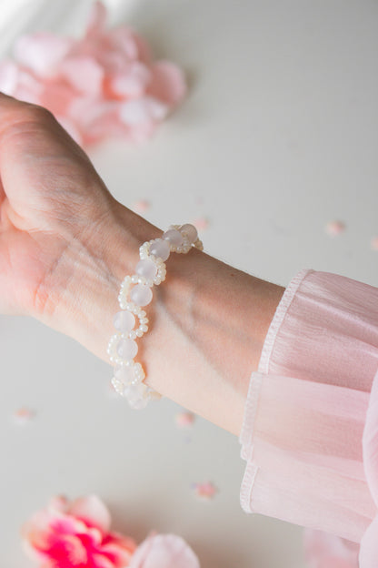 UV-Perlenarmband in Weiß-Creme ohne Sonnenlicht – Ausgangszustand vor dem Farbwechsel zu Lila
