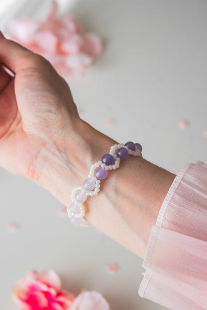 V-Farbwechsel Armband am Handgelenk – große lila Perlen und kleine weiße Acrylperlen im Sonnenlicht aktiviert