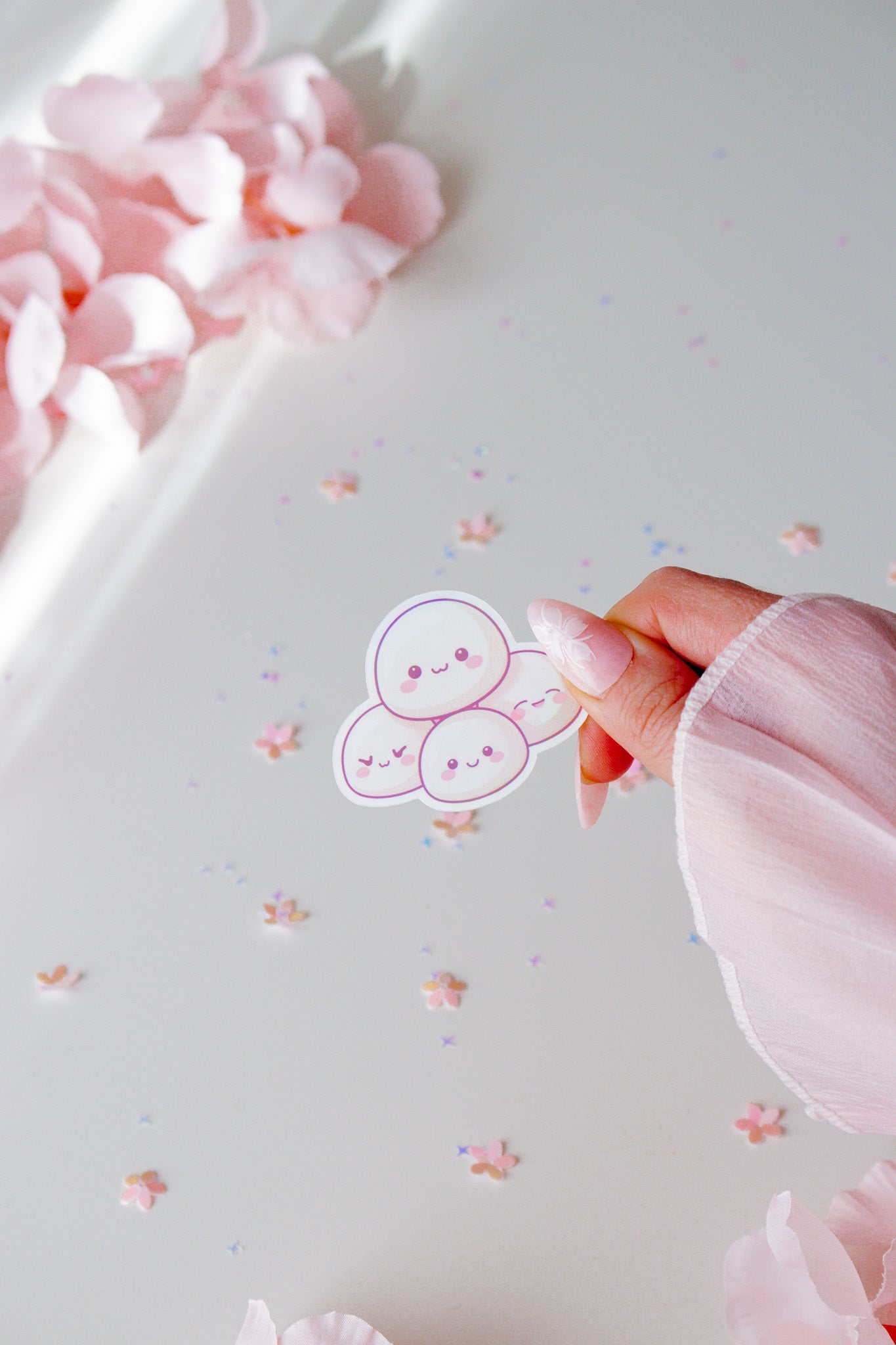 Weißer Mochi-Aufkleber Kawaii – niedlicher Mochi-Sticker mit süßen Gesichtern