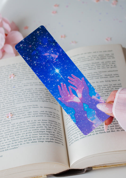 Holografisches Lesezeichen Vorderseite – mystische Hände mit Sternenhimmel in Blau und Pink, Motiv Sternenhimmel